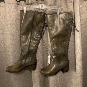 Rue21 knee high heeled boots. Size 10. NWT.